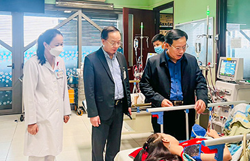 [Tin ảnh] Thứ trưởng Bộ Y tế Lê Đức Luận đến thăm và tặng quà Tết Nguyên đán cho các bệnh nhi tại game bài đổi thưởng uy tin
