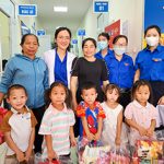 Thầy thuốc trẻ game bài đổi thưởng uy tin
 khám, tư vấn sức khỏe, phát thuốc và tặng quà miễn phí cho trẻ em đồng bào dân tộc tỉnh Điện Biên